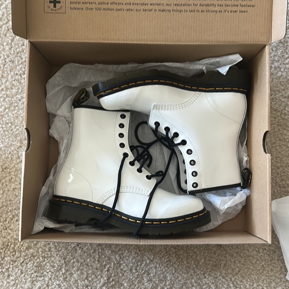🌸SALE🌸 Size 7 Dr Martens